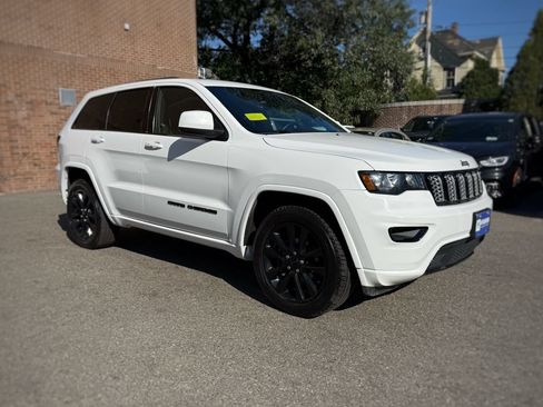 Used 2018 Jeep Grand Cherokee Altitude AWD/4WD image 3