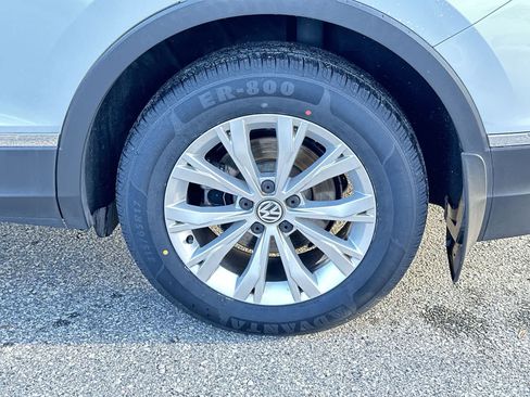 Used 2018 Volkswagen Tiguan SE w/ Panoramic Sunroof Package FWD image 11