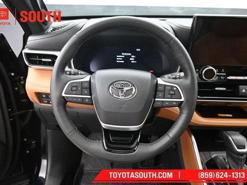 Used 2023 Toyota Highlander Platinum AWD/4WD image 24