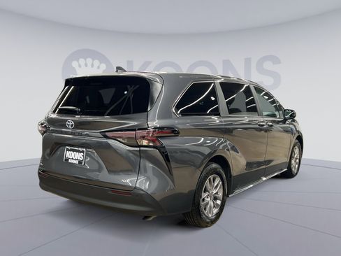 Used 2025 Toyota Sienna XLE image 5