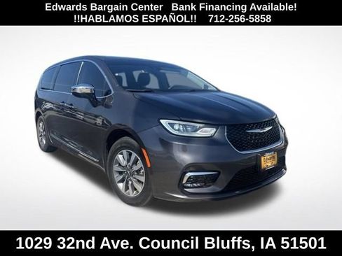 Used 2023 Chrysler Pacifica Limited FWD image 1