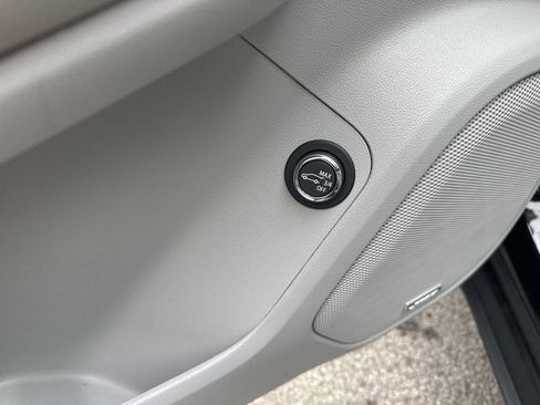 Used 2019 GMC Acadia SLT FWD image 18