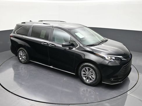 Used 2025 Toyota Sienna XLE w/ XLE Plus Package image 19