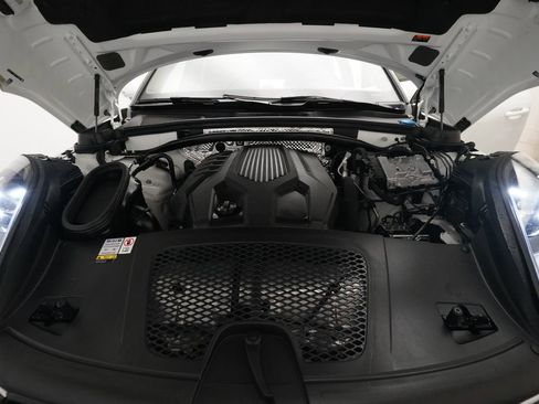 Certified 2023 Porsche Macan AWD/4WD image 32