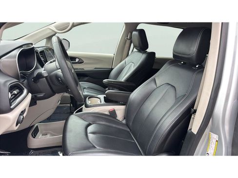 Used 2024 Chrysler Pacifica Touring-L FWD image 11