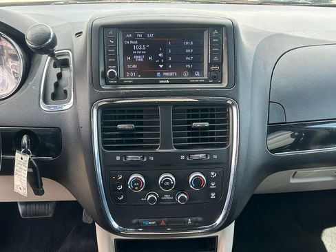 Used 2019 Dodge Grand Caravan SXT FWD image 14