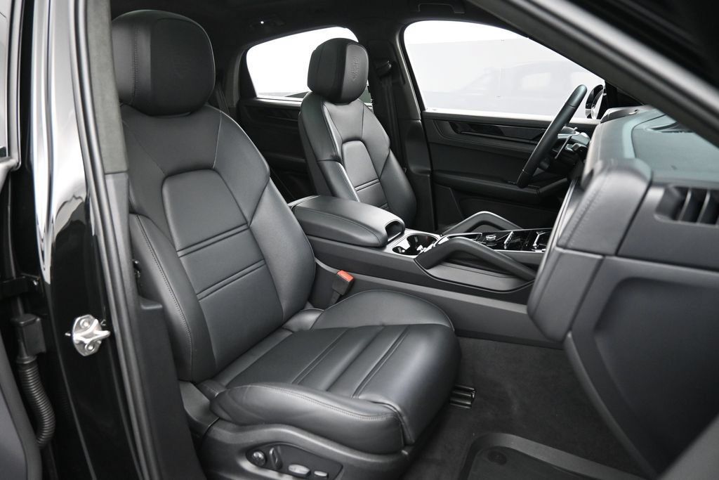 Certified 2025 Porsche Cayenne GTS AWD/4WD image 31
