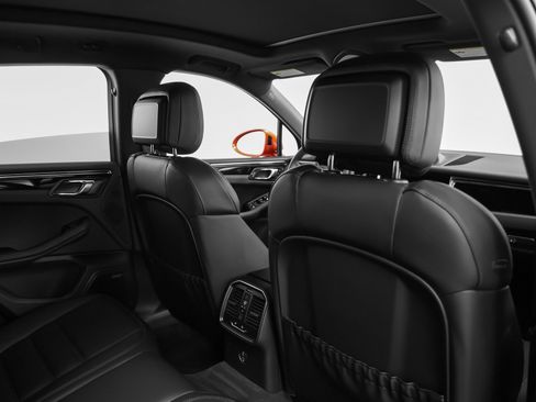 Certified 2025 Porsche Macan image 24