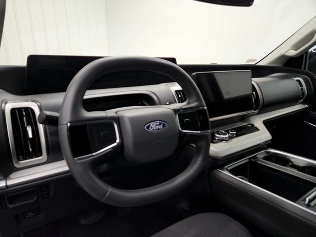Used 2025 Ford Expedition Active RWD image 18