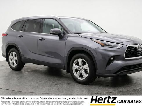 Used 2025 Toyota Highlander LE FWD image 1