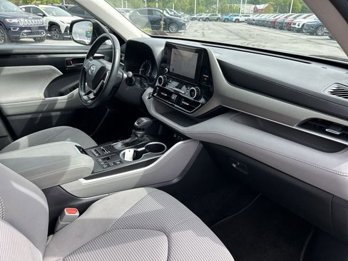 Used 2023 Toyota Highlander LE AWD/4WD image 15