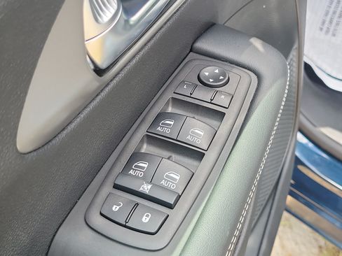 Used 2025 Chrysler Pacifica Select FWD image 16