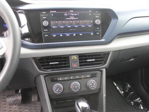 Used 2022 Volkswagen Taos SE w/ Panoramic Sunroof Package image 20