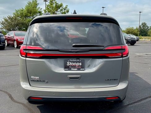 Used 2025 Chrysler Pacifica Limited FWD image 6