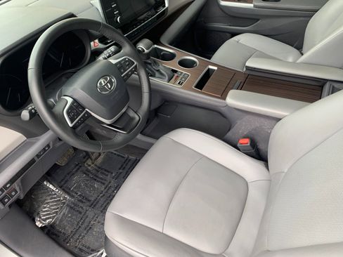 Used 2022 Toyota Sienna XLE AWD/4WD image 13