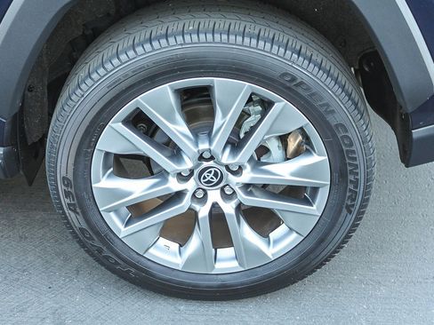 Used 2023 Toyota RAV4 XLE Premium image 11