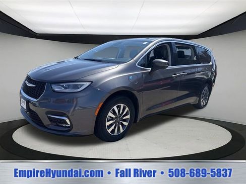 Used 2023 Chrysler Pacifica Touring-L FWD image 1