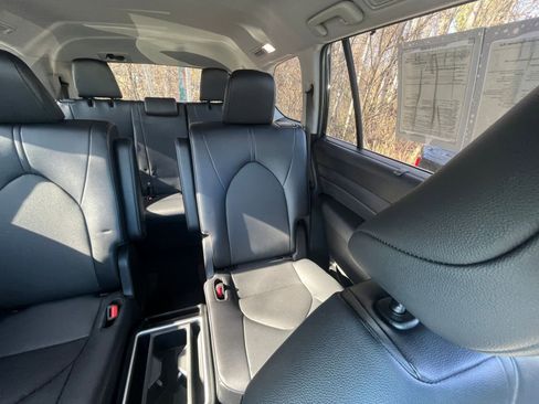 Used 2025 Toyota Grand Highlander XLE image 34