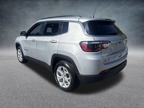 Used 2024 Jeep Compass Latitude image 9