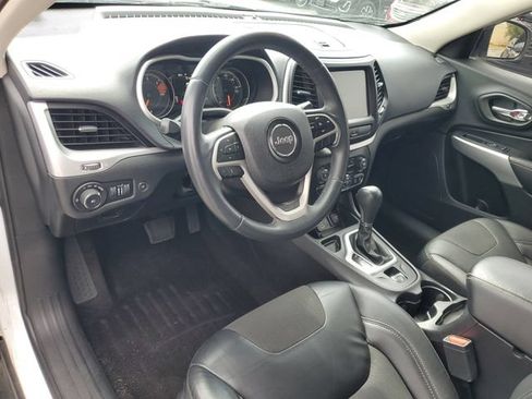 Used 2018 Jeep Cherokee Latitude Plus w/ Comfort/Convenience Group FWD image 6