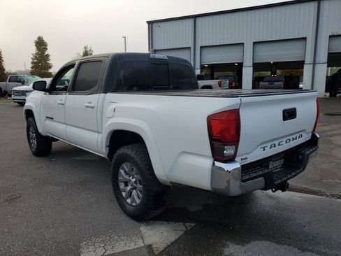 Used 2019 Toyota Tacoma TRD Sport image 3