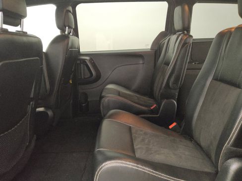 Used 2019 Dodge Grand Caravan SXT w/ Blacktop Package FWD image 18