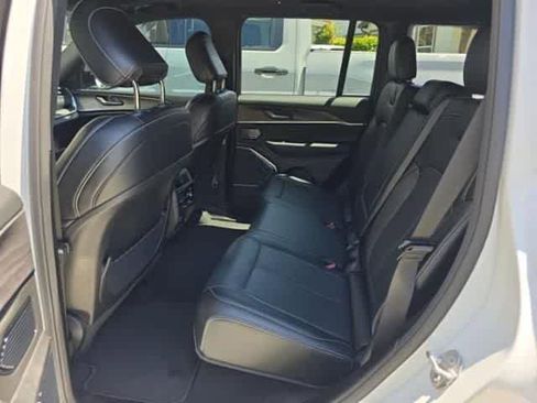 Used 2022 Jeep Grand Cherokee Overland AWD/4WD image 7