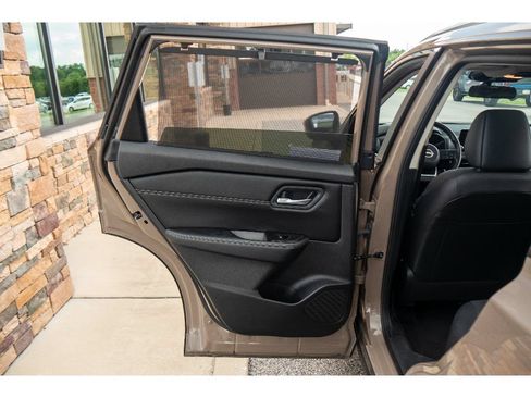 Used 2024 Nissan Rogue SV w/ SV Premium Package AWD/4WD image 17