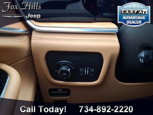 Used 2024 Jeep Grand Cherokee Summit AWD/4WD image 17