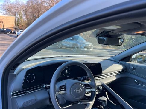 Used 2025 Hyundai Elantra SEL image 32