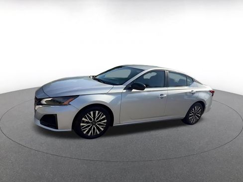 Used 2025 Nissan Altima 2.5 SV FWD image 8