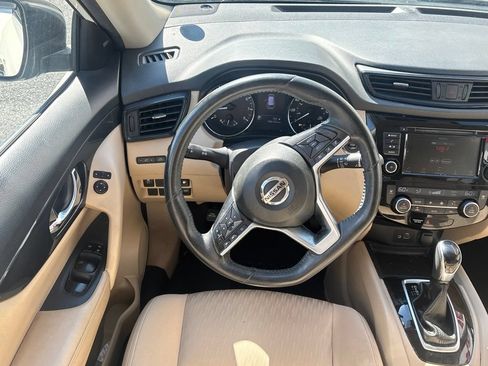 Used 2018 Nissan Rogue SV FWD image 2
