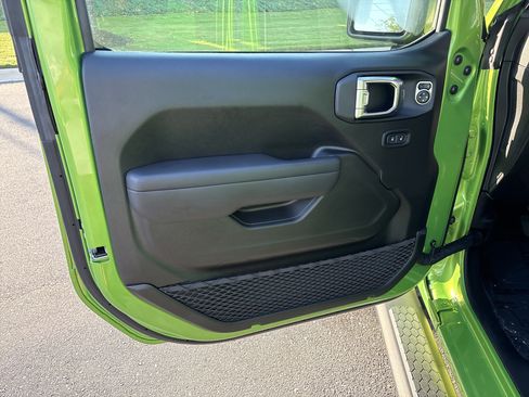 Used 2025 Jeep Wrangler Unlimited Sport AWD/4WD image 15