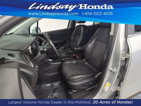Used 2020 Chevrolet Trax LT w/ LT Convenience Package FWD image 11