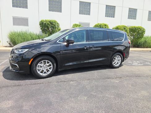 Used 2023 Chrysler Pacifica Touring-L FWD image 43