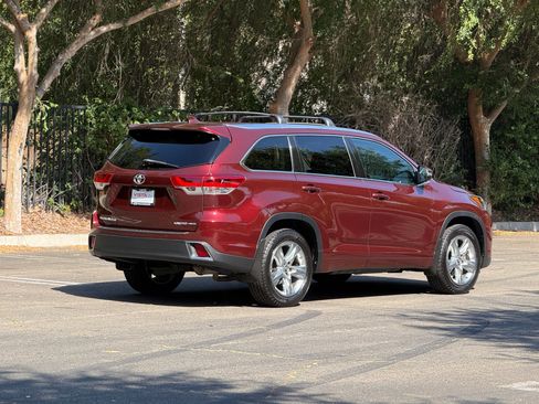 Used 2017 Toyota Highlander Limited w/ Preferred Accessory Package AWD/4WD image 3