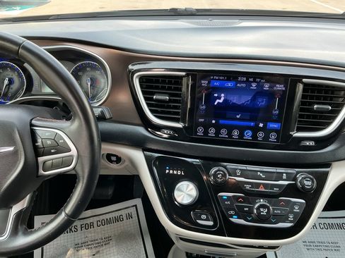 Used 2017 Chrysler Pacifica Touring-L FWD image 17
