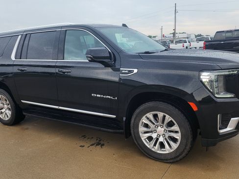 Used 2021 GMC Yukon XL Denali AWD/4WD image 3
