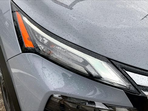 Certified 2025 Nissan Rogue SL w/ Tech Package FWD image 27