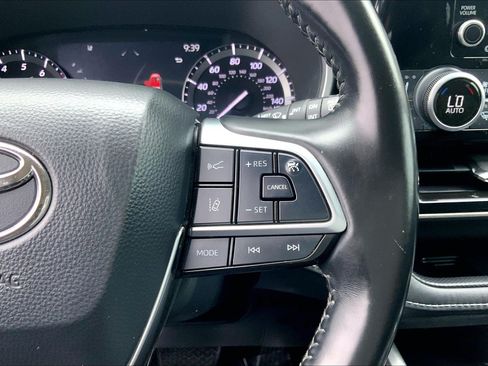 Used 2021 Toyota Highlander XLE FWD image 24