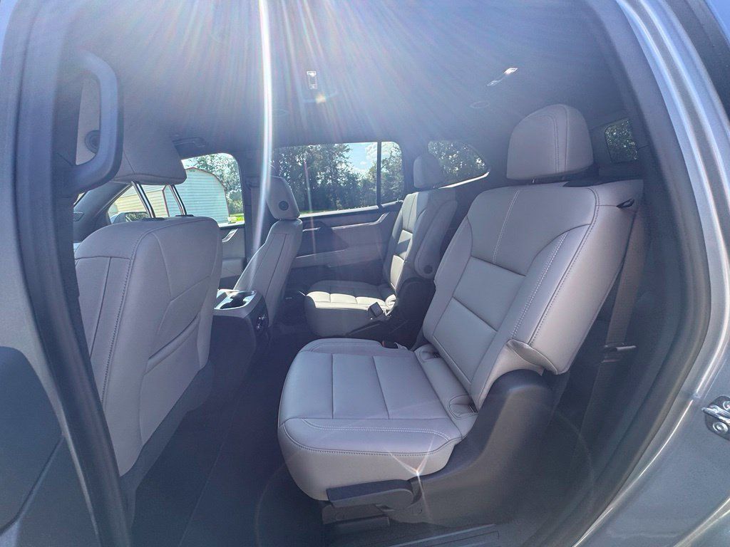 Used 2026 GMC Acadia Elevation w/ Elevation Premium Package FWD image 13