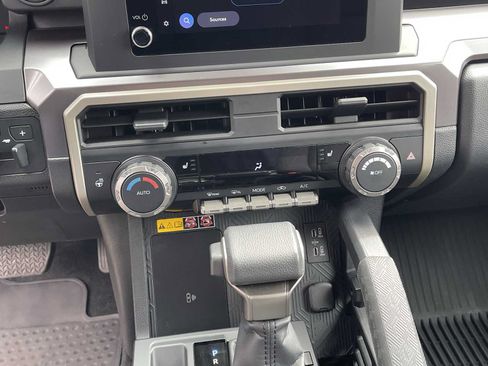 Certified 2025 Toyota Tacoma SR5 AWD/4WD image 27
