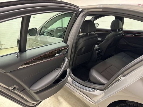 Used 2022 BMW 530i xDrive 530i xDrive w/ Premium Package image 31