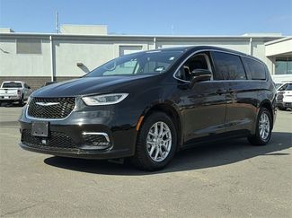 Used 2024 Chrysler Pacifica Touring-L video 2