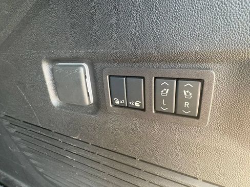 Used 2024 GMC Yukon XL SLT w/ SLT Luxury Package AWD/4WD image 8