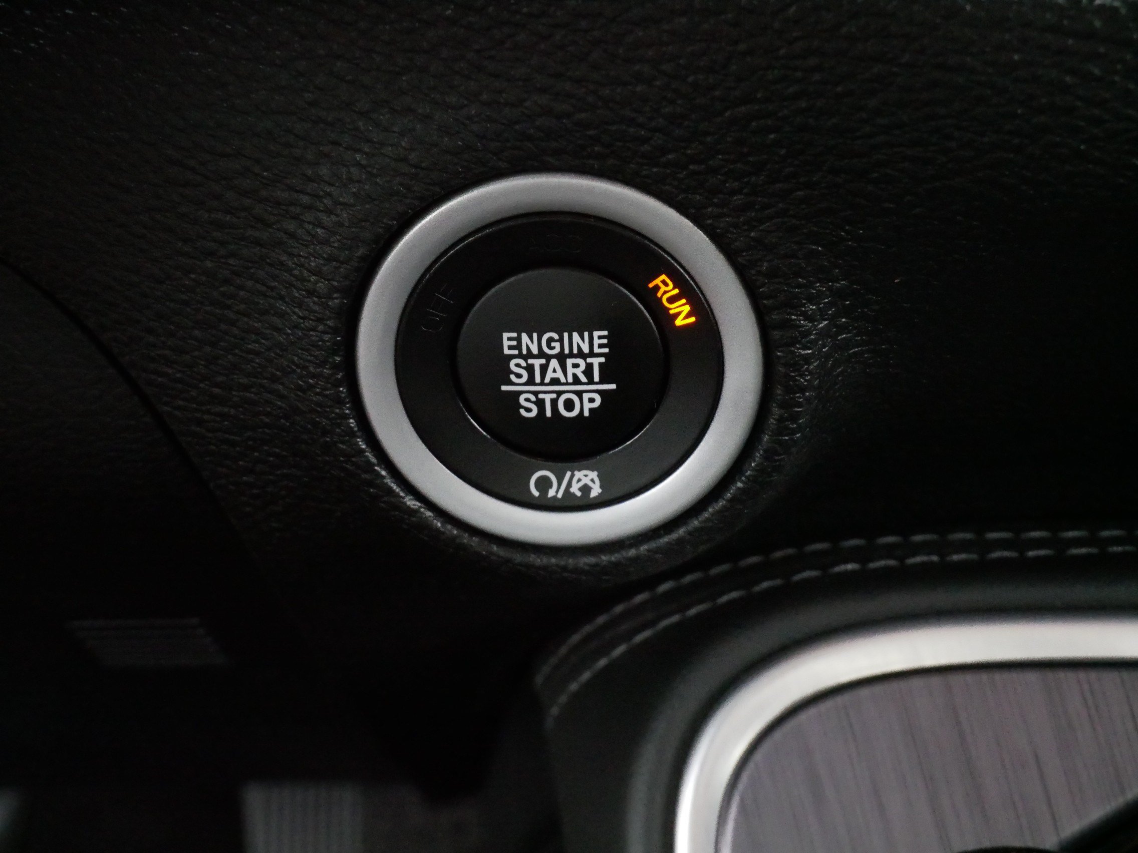 Used 2018 Dodge Challenger SXT RWD image 28