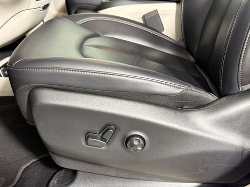 Used 2024 Chrysler Pacifica Touring-L FWD image 13
