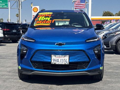 Used 2023 Chevrolet Bolt EUV Premier w/ Sun & Sound Package FWD image 2