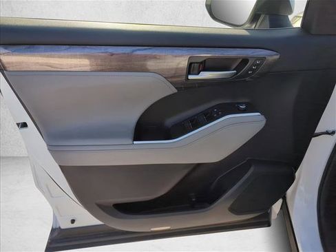 Used 2023 Toyota Highlander Platinum FWD image 11