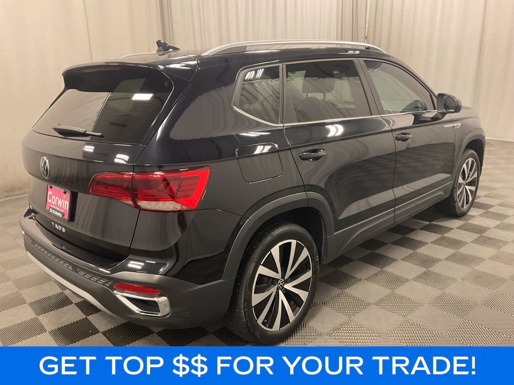 Used 2024 Volkswagen Taos SE w/ MDO Package FWD image 3